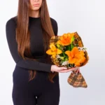 Devojka drži buket sa 3 ljiljana – Cvećara Nena