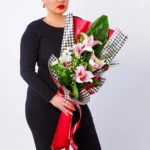 Devojka drži buket Orijental – Cvećara Nena