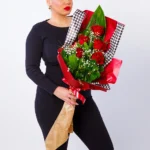 Devojka drži buket sa Ekvador ružama i gipsofilima – Cvećara Nena