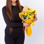 Devojka drži buket sa orhidejama, staticom i gipsofilom – Cvećara Nena