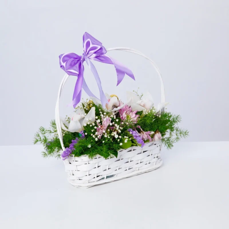 Korpa sa ruzama, orhidejama, umbelatumom i sezonskim cvecem – pogled iz ugla.