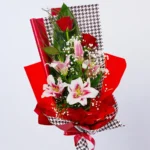 Buket sa orijentalnim ljiljanima, Ekvador ružama i gipsofilom – pogled direktno na aranžman.