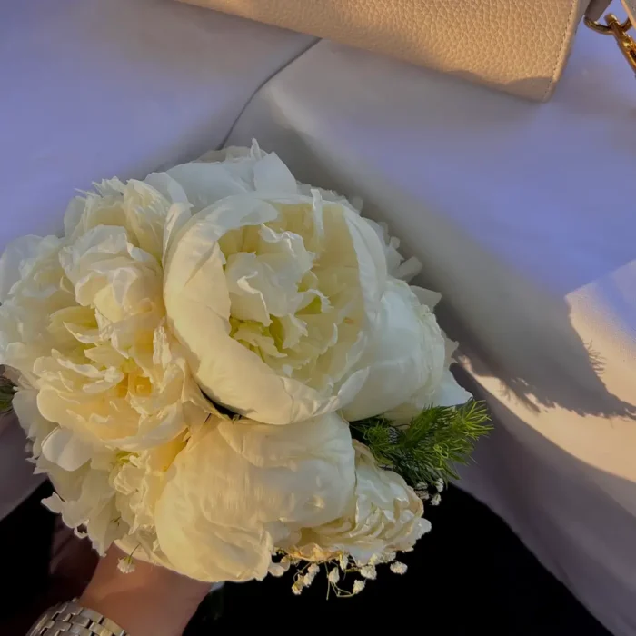 Elegantni Beli Bidermajer sa Božurima - Image 2