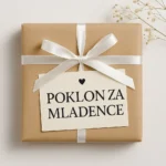 Poklon za mladence umotan u elegantni papir sa belom satenskom mašnom i čestitkom