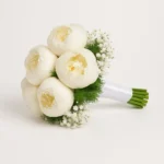 Beli svadbeni bidermajer od božura i gipsofile sa zelenilom