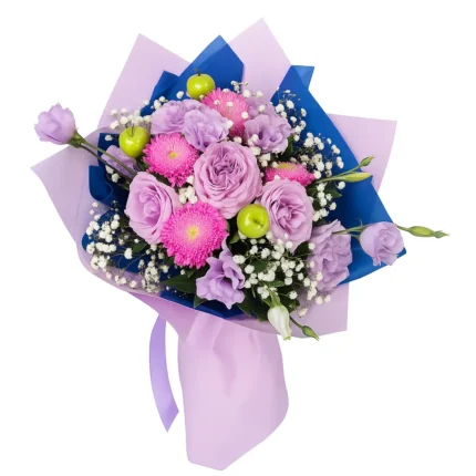 Veliki buket sa ljubičastim ružama, lizijantusom, sezonskim cvećem i plastičnim jabukama – Cvećara Nena