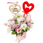 Roze plišani box sa roze i zelenim margaretama, belim lizijantusom, srcem Srećan rođendan i kutijom Raffaello kuglica