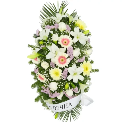 Suza od belih ljiljana, krem gerbera i belih ruža sa lila staticom – cvetni aranžman za sahrane i poslednji oproštaj