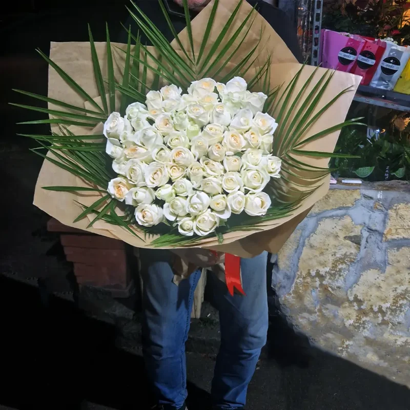 Raskošan buket od 51 bele ruže sa ukrasima