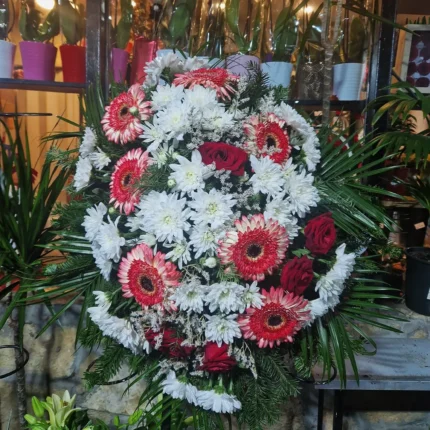 Pogrebni cvetni aranžman sa gerberima, ružama i margaretama