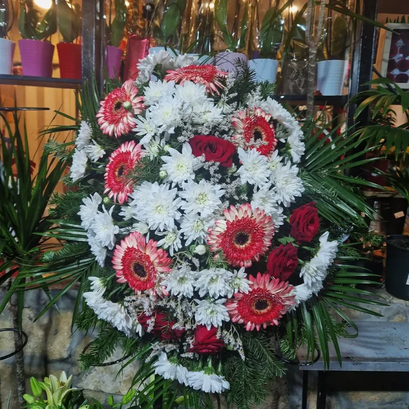 Pogrebni cvetni aranžman sa gerberima, ružama i margaretama