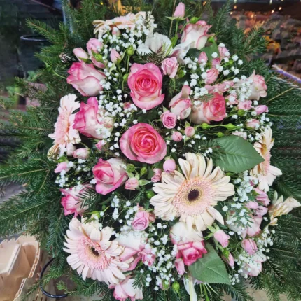 Pogrebni cvetni aranžman u roze tonovima sa gerberima, ružama i margaretama