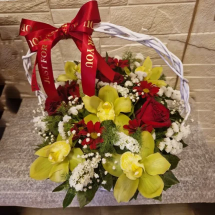 Elegantni cvetni aranžman u korpi sa zelenim i bordo cvetovima