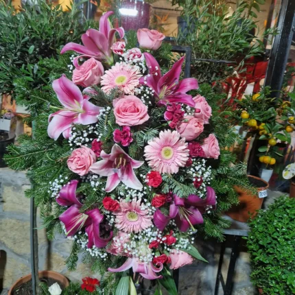 Pogrebni cvetni aranžman od ljiljana, ruža, gerbera i karanfila