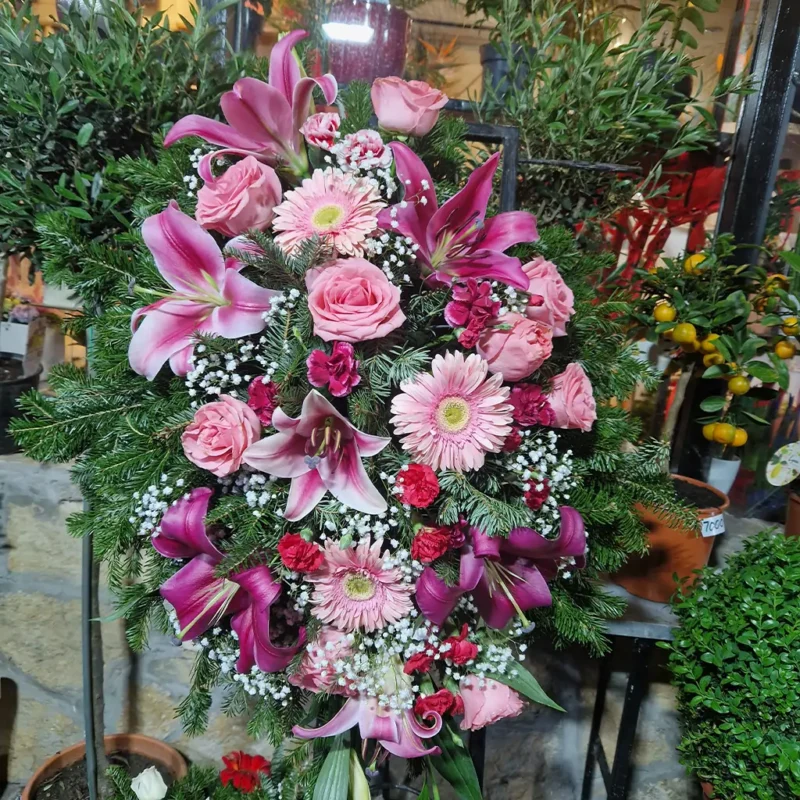 Pogrebni cvetni aranžman od ljiljana, ruža, gerbera i karanfila