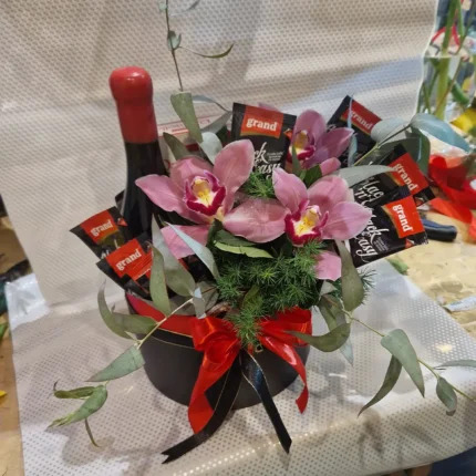 Poklon set sa vinom, kafom, orhidejama i dekorativnim eukaliptusom