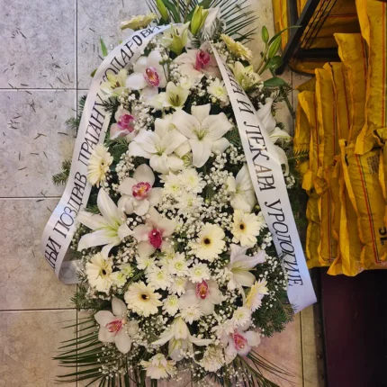 Luksuzni pogrebni aranžman od orhideja i belih ljiljana u obliku venca