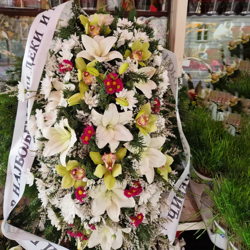 Luksuzni pogrebni aranžman od orhideja, belih ljiljana i margareta