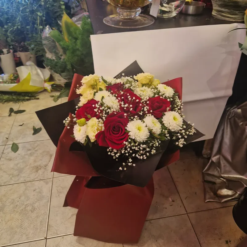 Srednji buket sa 5 crvenih ruža, 2 lizijantusa, sezonskim cvećem, gipsofilom i zelenilom sa crnim detaljima – romantičan i elegantan aranžman