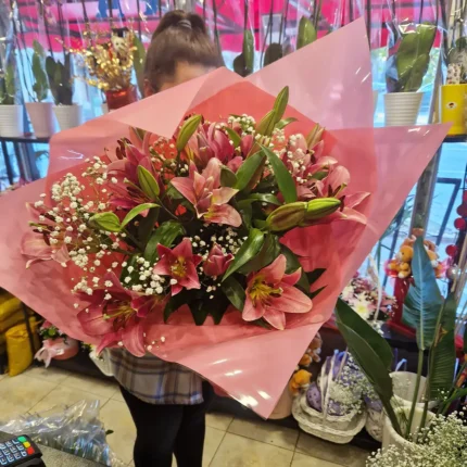 Detalj roze ljiljana sa gipsofilom u buketu