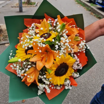 Suncokreti i ljiljani u buketu