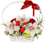 Srednja korpa sa 3 orhideje, 2 crvene ruže, gipsofilom, staticom i plastičnim jabukama – cvećara Zemun, dostava Beograd