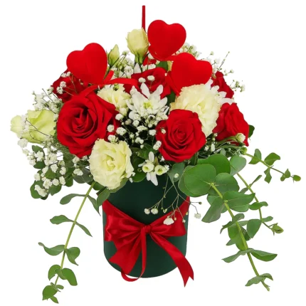 Srednji box sa 7 crvenih ruža, 2 lizijantusa, eukaliptusom, 2 margarete i 3 crvena srca – romantičan i elegantan aranžman za poklone