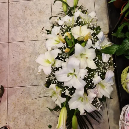 Suza za sanduk sa 5 orijentalnih ljiljana, gipsofilom, zelenilom i palmama – dostava Beograd i Zemun