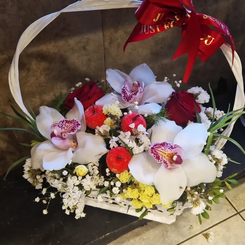 Srednja korpa sa 3 orhideje, 2 crvene ruže, gipsofilom i plastičnim jabukama – dostava Beograd i Zemun