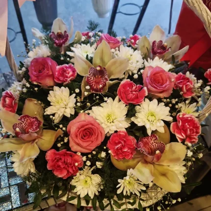 Velika korpa sa 5 orhideja, 5 roze ruža, 2 margarete, mini karanfilom, gipsofilom i zelenilom – luksuzan i raskošan aranžman za poklone