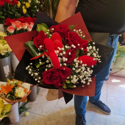 Srednji buket sa 5 crvenih Ekvador ruža, gipsofilom, zelenilom i plišanim crvenim srcem – romantičan i elegantan aranžman za poklone