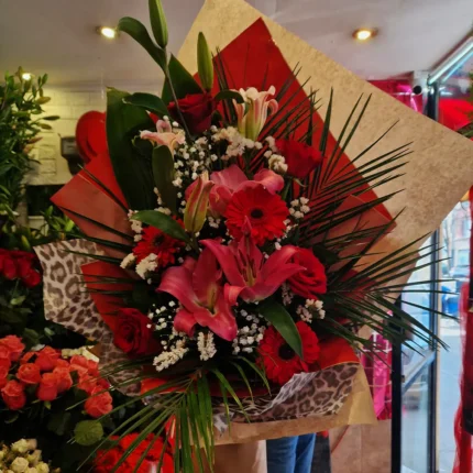 Veliki buket sa 2 orijentalna ljiljana, 4 crvene ruže, 3 gerbera, palmom, gipsofilom i zelenilom – luksuzan i raskošan aranžman za poklone