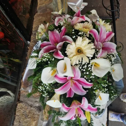 Pogrebna suza od kala, ljiljana i gerbera – dostava cveća Beograd i Zemun
