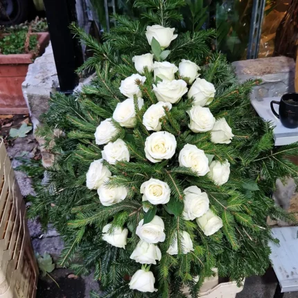 Pogrebni venac od 26 belih ruža sa zelenilom – dostava Beograd i Zemun