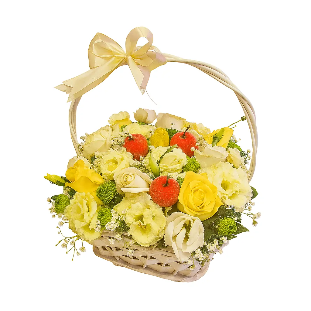 Velika korpa u belo, krem i žutim nijansama sa jabukama – elegantan aranžman Velika korpa sa belim, krem i žutim ružama, lizijantusima, margaretama i jabukama