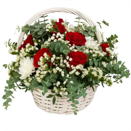 Elegantna korpa sa crvenim ružama, margaretama, gipsofilom i eukaliptusom