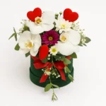 Srednji box sa belim orhidejama, margaretama i dekorativnim srcima