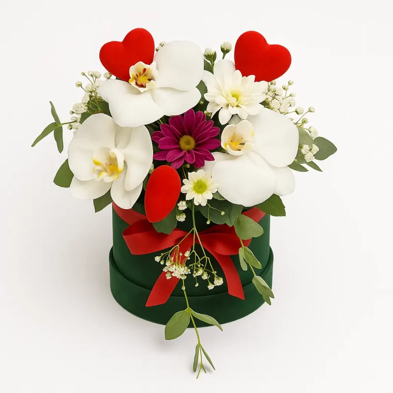 Srednji box sa belim orhidejama, margaretama i dekorativnim srcima