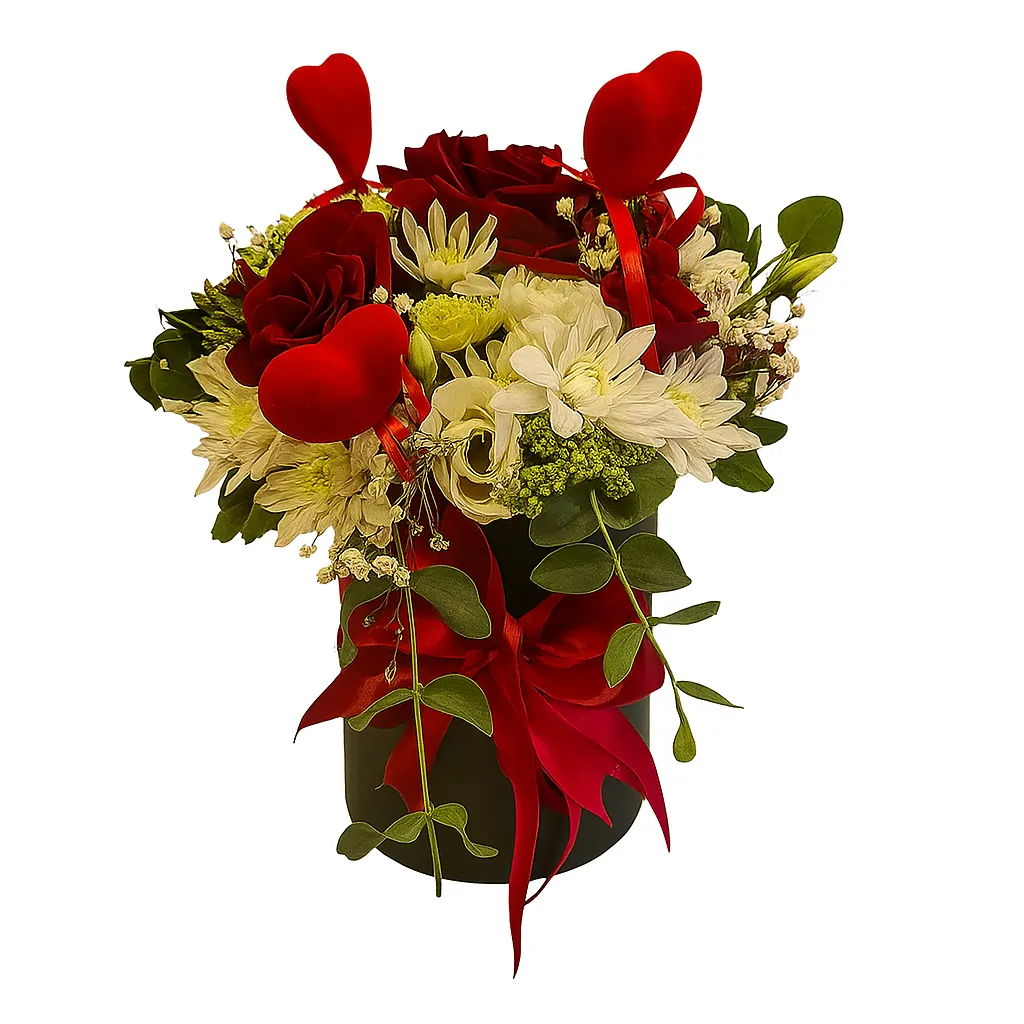 Cvetni box – kombinacija crvenih ruža i sezonskog cveća Cvetni box sa crvenim ružama, margaretama i lizijantusima