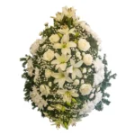 Veliki venac sa belim ljiljanima, ružama i margaretama