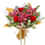 Buket sa orhidejama, ružama, gipsofilom i staticom