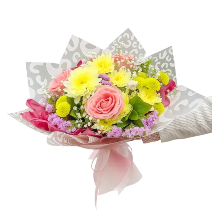 Buket sa roze ružama, žutim i belim margaretama