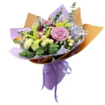 Buket sa ljubičastim ružama, orhidejama i margaretama