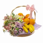 Voćna korpa sa ananasom, narom, bananama, jabukama, pomorandžama i cvetnim aranžmanom