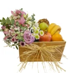 Voćna gajba sa ananasom, narom, bananama, jabukama, pomorandžama i cvetnim aranžmanom