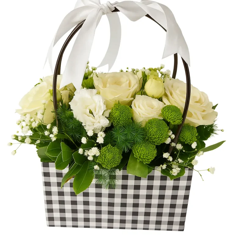 Torbica sa belim ružama, margaretama i lizijantusima