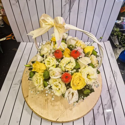 Detalj korpe sa žutim i belim ružama i jabukama