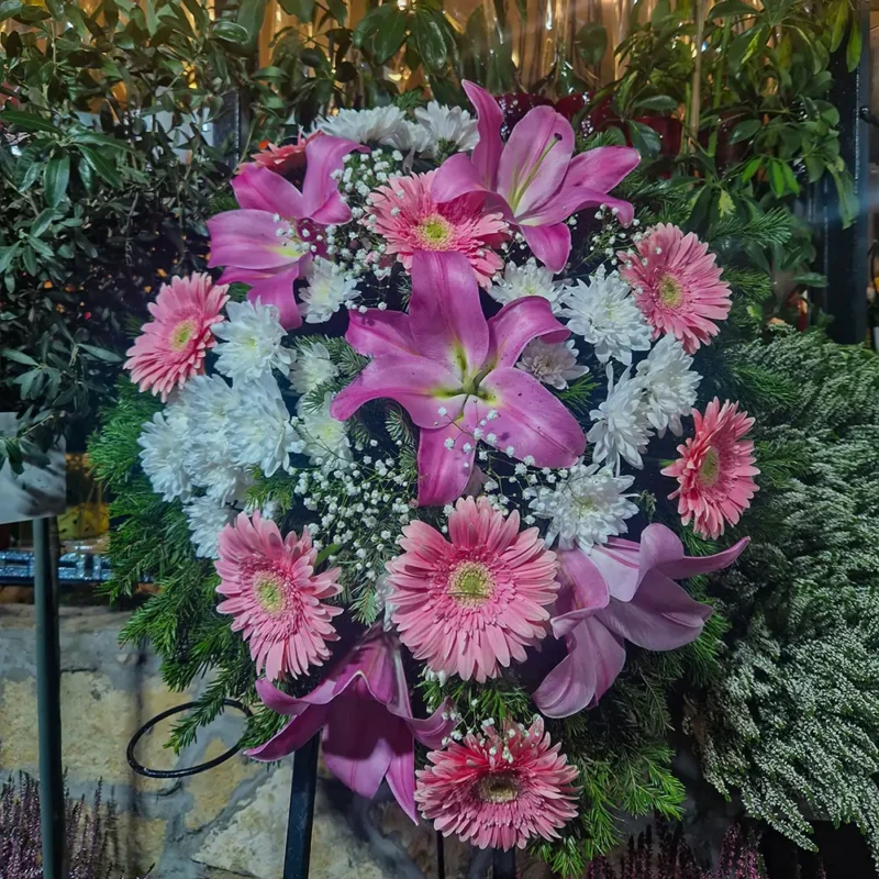 Detalj pogrebnog venca sa gerberama i ljiljanom