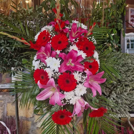 Detalj pogrebnog venca sa ljiljanima i gerberama