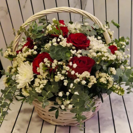 Detalj korpe sa crvenim ružama i belim margaretama